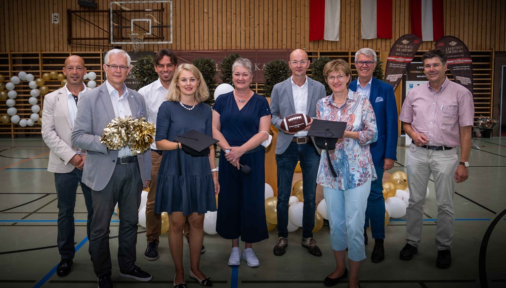 Gratulierten den AbsolventInnen herzlich zum Abschluss (v.l.): Daniel Dieplinger (Leiter der Football Akademie), Werner Mayr (Leiter des Bereichs Pädagogischer Dienst), Christian Biendl (Abteilungsleiter der Bildungsregion Tirol West), Stadträtin Elisabeth Mayr, Sabine Rainer (Direktorin der MS Hötting-West), Werner Leithmayer (Amtsvorstand „Bildung und Schule“), Stadträtin Christine Oppitz-Plörer, Ferdinand Neu (stv. Abteilungsleiter der MA I) und Klaus Vogler (Schulqualitätsmanager)