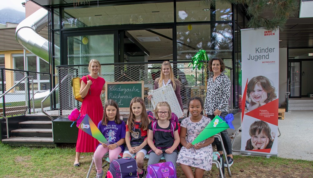 Bildungsstadträtin Elisabeth Mayr wünschte den Kindern im Kindergarten Reichenau Süd gemeinsam mit Karoline Ammon (Bereichskoordinatorin der städtischen Kindergärten) und Kindergartenleiterin Gabriele Langbauer (v.l.n.r.) schöne Ferien und alles Gute für den Schuleintritt im Herbst.