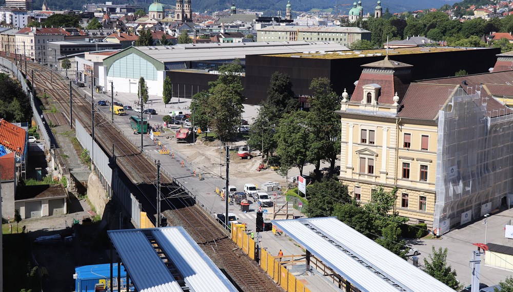 Der Bau der Haltestelle Messe biegt in die Zielgerade, jener der Begegnungszone und der neuen Wege auf beiden Seiten der Bögen startet.