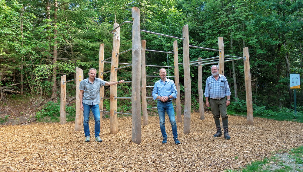 Vizebürgermeister Johannes Anzengruber, Referatsleiter Albuin Neuner (l., Natur und Erholung) und Förster Kurt Pröller (r., Referat Wald und Almen) verschafften sich von den neuen Geräten an der Forstmeile einen Eindruck.