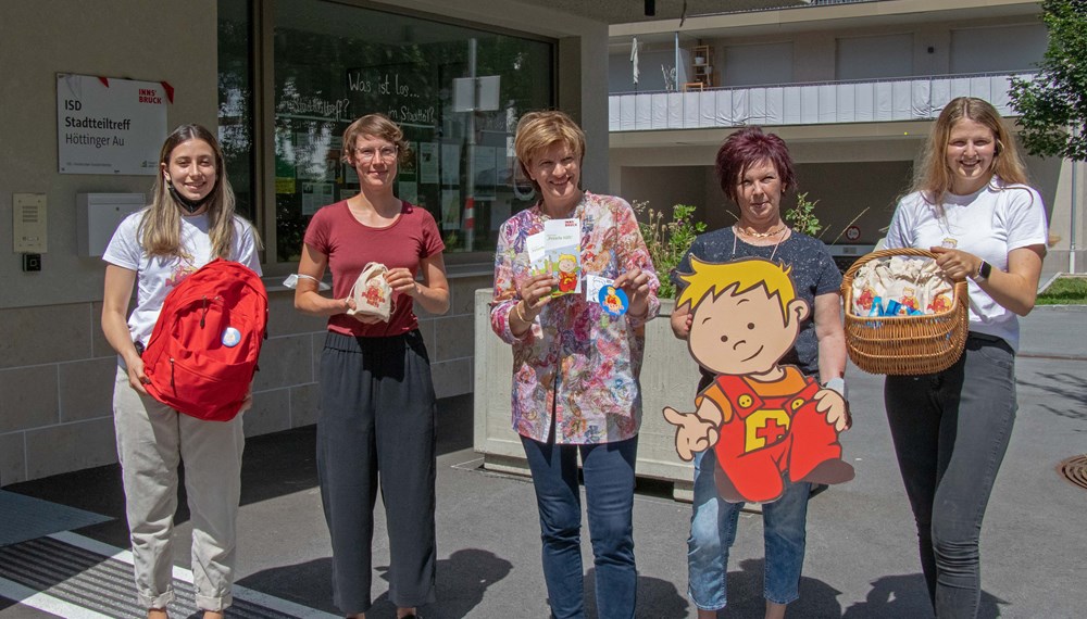 Familienstadträtin Christine Oppitz-Plörer (M.) freute sich mit Referatsleiterin (Frauen und Generationen) Uschi Klee (2.v.r.) und Lilian Winter vom Stadtteiltreff Höttinger Au (2.v.l) über die neue Partnerschaft. Melanie (l.) und Daniela (r.) vom "Peterle hilft"-Team überbrachten ein kleines Dankeschön.