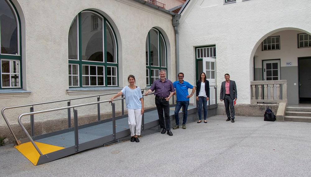 Stadträtin Uschi Schwarzl machte sich gemeinsam mit Alexander Legniti (Referatsleiter Friedhöfe), Josef Reinisch (Friedhof Pradl-Ost), IIG-Projektleiterin DI Nicol Jenewein sowie IIG-Geschäftsführer Franz Danler ein Bild vor Ort (v. l. n. r.).