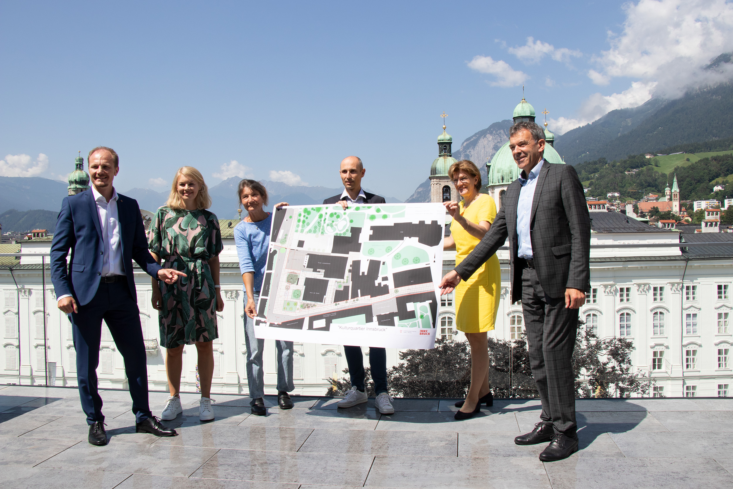 Freuen sich gemeinsam über die gelungene Neugestaltung des Kulturquartiers (v.l.): Vizebürgermeister Johannes Anzengruber, Stadträtin Elisabeth Mayr, Stadträtin Uschi Schwarzl, Christian Müller (Amt für Tiefbau), Stadträtin Christine Oppitz-Plörer und Bürgermeister Georg Willi.