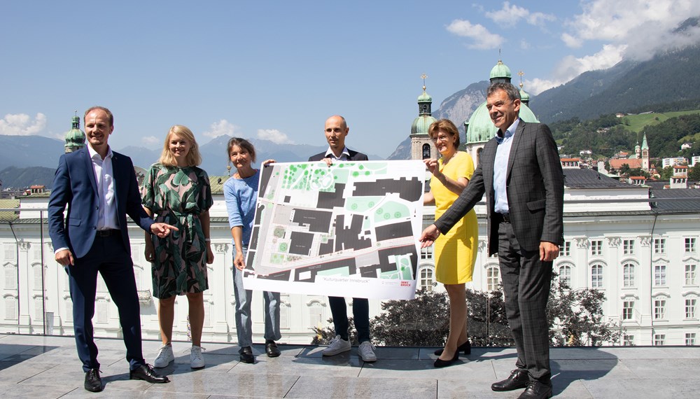 Freuen sich gemeinsam über die gelungene Neugestaltung des Kulturquartiers (v.l.): Vizebürgermeister Johannes Anzengruber, Stadträtin Elisabeth Mayr, Stadträtin Uschi Schwarzl, Christian Müller (Amt für Tiefbau), Stadträtin Christine Oppitz-Plörer und Bürgermeister Georg Willi.