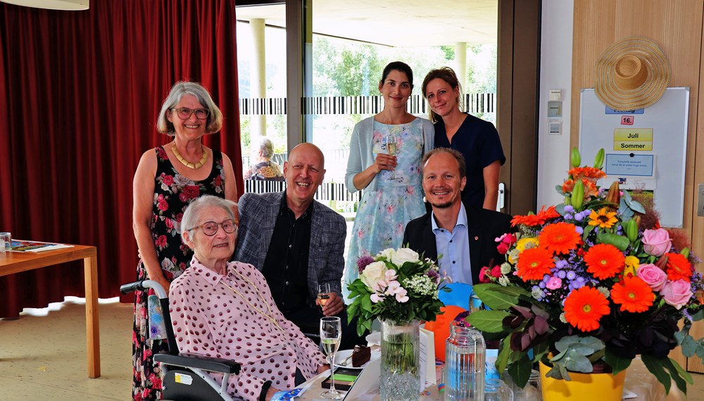 Vizebürgermeister Johannes Anzengruber (r.) gratulierte Albine Niggemann (l. sitzend) im Wohnheim Lohbach im Kreise ihrer Familie zum Geburtstag.