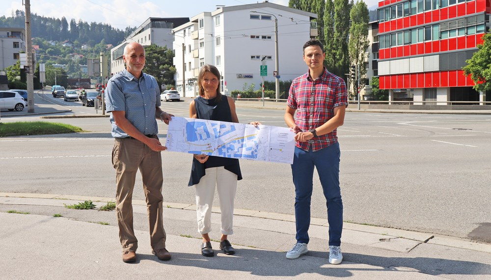 Christian Schoder (Fuß- und Radkoordination), Stadträtin Uschi Schwarzl und Florian Wolf (Amt für Tiefbau; v. l.) präsentierten die neue fahrradfreundliche Route am Südring.
