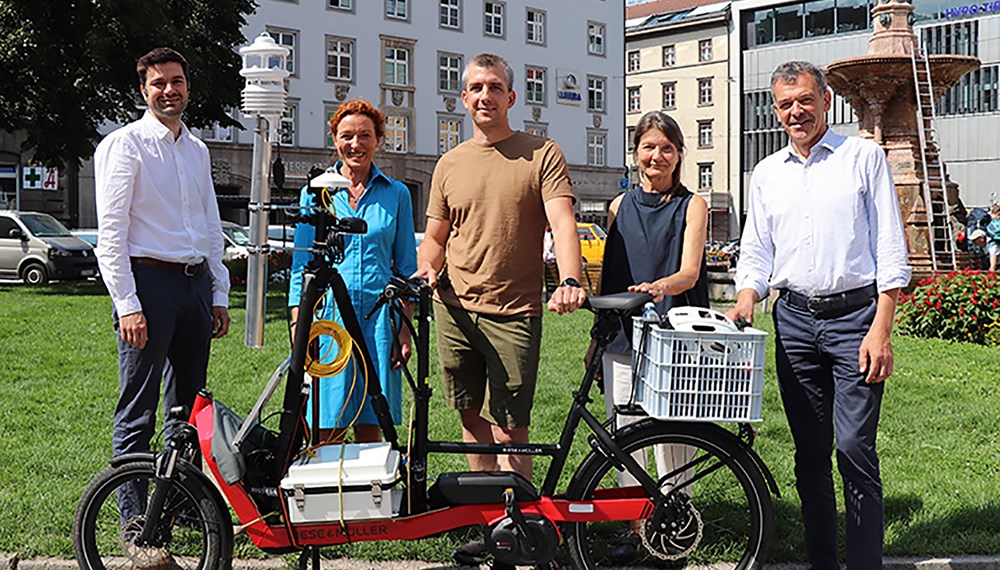 Präsentierten das Lastenrad, das aktuell für die Stadtklima-Analyse im Einsatz ist: Roman Strieder (Amt für Stadtplanung, Stadtentwicklung und Integration), Christine Schermer (Amt für Verkehrsplanung, Umwelt), Sebastian Kupski (Institut für Klima- und Energiekonzepte INKEK), Stadträtin Uschi Schwarzl und Bürgermeister Georg Willi (v.l.n.r.)