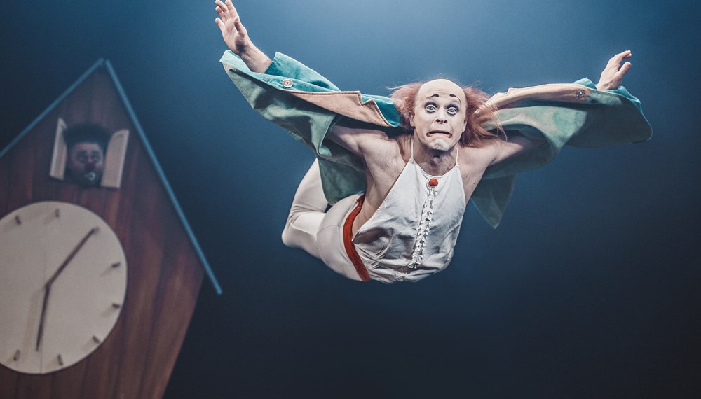 Eine Kuckucksuhr, ein Vogel und sein Besitzer: Starclown Anatoli Akerman und Christoph Schiele bringen „Kuku“ nach Innsbruck.