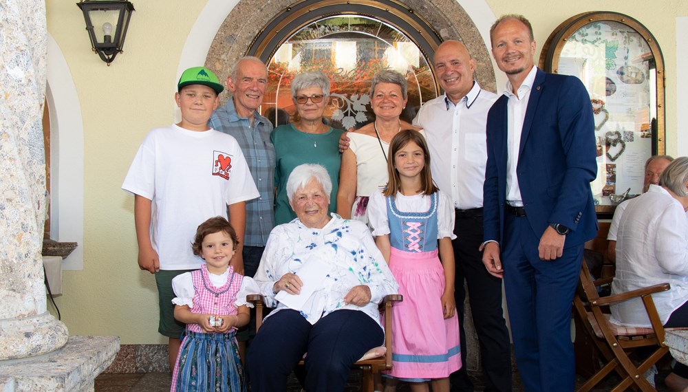 Im Kreise ihrer Familie feierte Maria-Rosa Hille ihren 100. Geburtstag, zu dem auch Vizebürgermeister Johannes Anzengruber herzlich gratulierte.