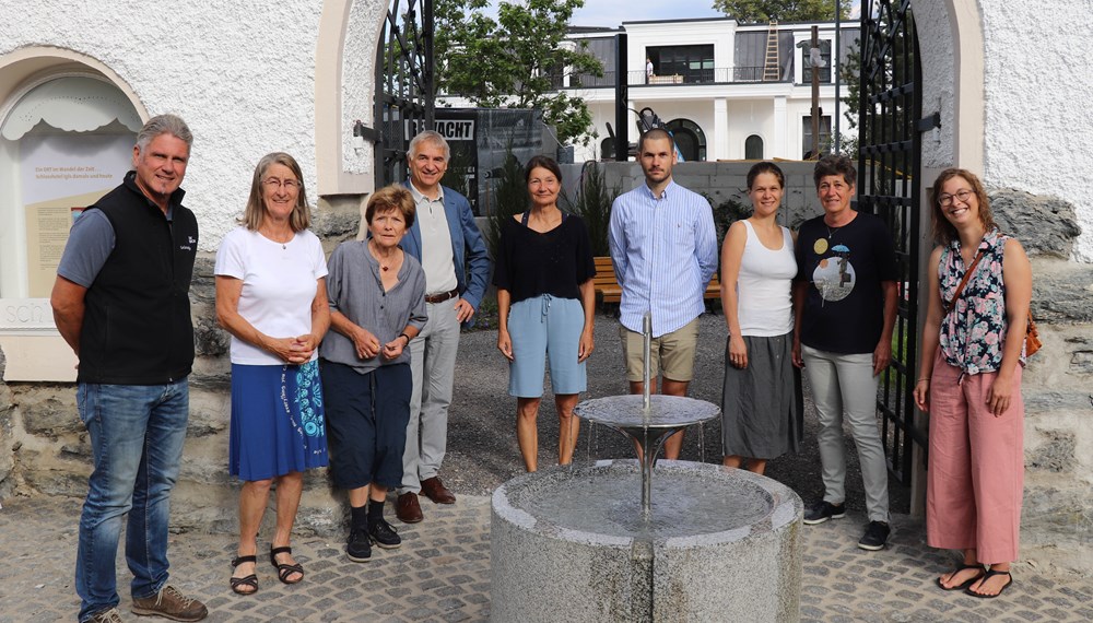 Der Vorplatz des ehemaligen Schlosshotels Igls wurde für die Öffentlichkeit neu gestaltet. Machten sich ein Bild von dem fertigen Projekt: Stefan Engele (Amt für Grünanlagen, l.), Maria Zimak (Vorsitzende des Unterausschuss Igls, 2.v.l.), Francesca Kozubowski (Unterausschuss Igls, 3.v.l.) Walter Zimmeter (Tiefbauamt, 4.v.l.), Stadträtin Uschi Schwarzl (M.) sowie Lisa Stöllnberger (Amt für Grünanlagen, r.). Die Familie von Klaus Defner, für den eine Gedenktafel an diesem Platz errichtet wurde, war ebenfalls vor Ort.