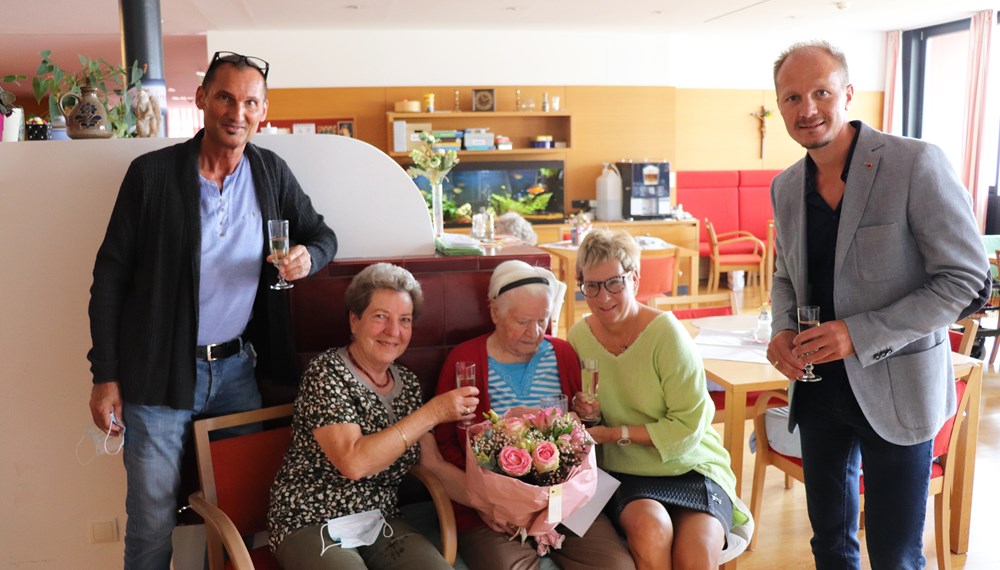 Gemeinsam mit ihren beiden Töchtern, dem Pflegedienstleiter des Alten- und Pflegeheims St. Vinzenz Helmuth Pichler und Vizebürgermeister Johannes Anzengruber (r.) feierte Elfriede Herzer ihren 100. Geburtstag.