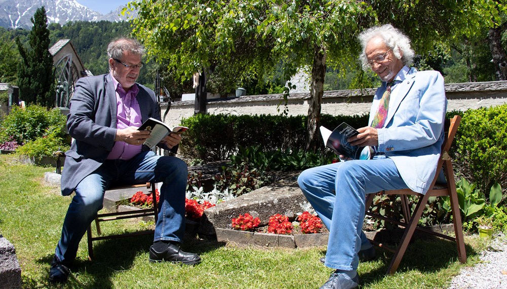 Alexander Legniti und Paul Fülop freuen sich auf literarische Momente bei der Friedhofslesung.