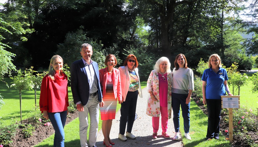 Mitte August wurde das 100-jährige Jubiläum der Organisation Soroptimist International (SI) Austria gefeiert. Die Organisation engagiert sich gesellschaftspolitisch für die Besserstellung von Mädchen und Frauen. Beim Geburtstagsfest im Hofgarten spendete der Soroptimist Club Innsbruck unter dem Motto „100 Rosen für 100 Jahre Soroptimist“, den BürgerInnen der Stadt Innsbruck zwei Rosenbeete. Bürgermeister Georg Willi (2. v.r.) begrüßte alle Beteiligten zum Geburtstagsfest im Hofgarten Innsbruck und gratulierte gemeinsam mit Landesrätin Gabriele Fischer (3. v.l.) der Organisation – vertreten durch Eliette Thurn (Präsidentin der SI Österreich, 1.v.l.) - sowie Elisabeth De Felip-Jaud (Präsidentin SI Innsbruck, 1. v.r.) zum Jubiläum.