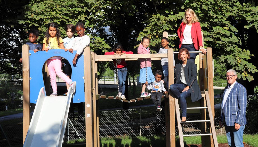 Über den Startschuss des Projekts „Deutsch im Sommer“ im Kindergarten Schützenstraße freuten sich Landesrätin Gabriele Fischer (Klettergerüst unten), Stadträtin Elisabeth Mayr (Klettergerüst oben) und der stellvertretende Landesleiter des Tiroler Jugendrotkreuz Wolfgang Haslwanter (r.) gemeinsam mit den Kindern des Kindergarten Schützenstraße.