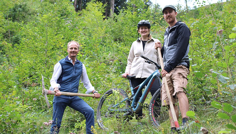 Vizebürgermeister Johannes Anzengruber gemeinsam mit David Messner (Amt „Wald und Natur“) und Verena Böhm-Hennes (Verein MTB Innsbruck) beim Spatenstich zum Stadtwaldtrail.
