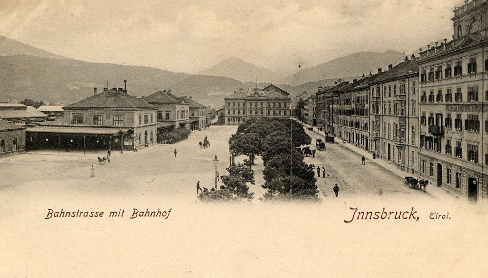 Der Bahnhofsplatz, 1923 in Südtiroler Platz umbenannt, gegen Süden (Postkarte, vor 1900)