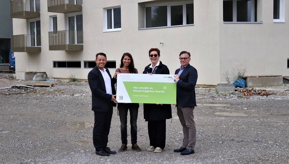 Über die Deklaration als „klimaaktives“ Bauprojekts am „Campagne-Areal“ zeigten sich von links Geschäftsführer der IIG Franz Danler, Gemeinderätin Janine Bex, die Geschäftsführerin vom Klima- und Energiefonds Theresia Vogel und der kaufmännische Geschäftsführer der neuen Heimat Tirol Markus Pollo erfreut.