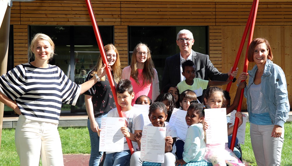 Strahlende Kinderaugen bei der Zeugnisvergabe. Stadträtin Elisabeth Mayr (l.), Wolfgang Haslwanter, stellvertretender Landesleiter Tiroler Jugendrotkreuz, Landesrätin Gabriele Fischer (r.) sowie die beiden Lehrerinnen Lena Kogler und Jasmin Schneider (2. bzw. 3. v. l.) freuten sich mit den Kindern.
