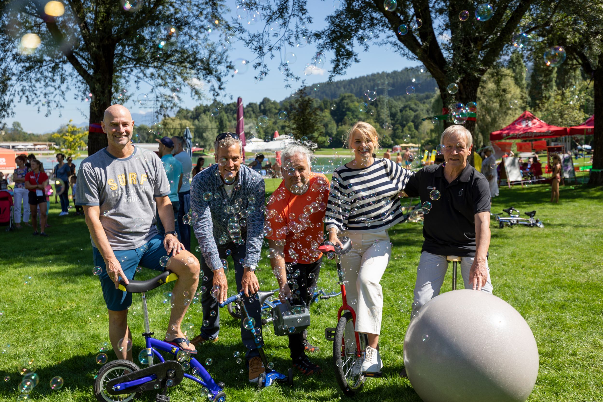 Sichtlich Spaß hatten Sportamtsleiter Romuald Niescher (1.von links), Veranstalter Arno Joast (Agentur „Triebwerk“; 2.v.l.), Sportstadträtin Elli Mayr sowie die Teilnehmer beim finalen „Bewegt am See“-Tag.
