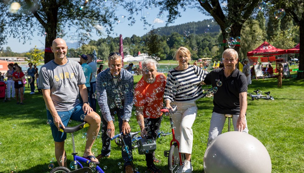 Sichtlich Spaß hatten Sportamtsleiter Romuald Niescher (1.von links), Veranstalter Arno Joast (Agentur „Triebwerk“; 2.v.l.), Sportstadträtin Elli Mayr sowie die Teilnehmer beim finalen „Bewegt am See“-Tag.