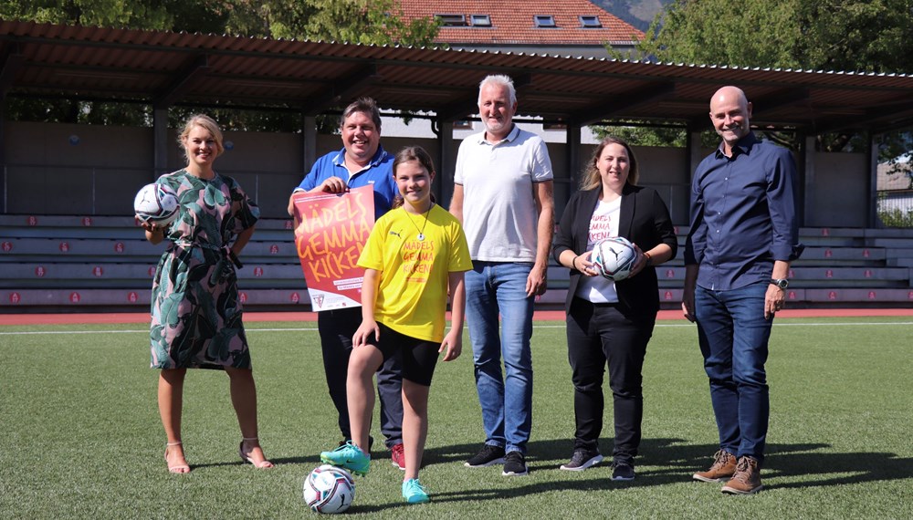 Sportstadträtin Elli Mayr, Vizepräsident Arno Bucher (Tiroler Fußballverband), Nachwuchskickerin Larissa, Obmann-Stv. Thomas Wöber (SVG Reichenau), Jennifer Giebl (Frauenreferentin des Fußballverbandes) und Sportamtsleiter Romuald Niescher freuen sich auf das Turnier und hoffen, damit weitere Mädchen für Fußball begeistern zu können.