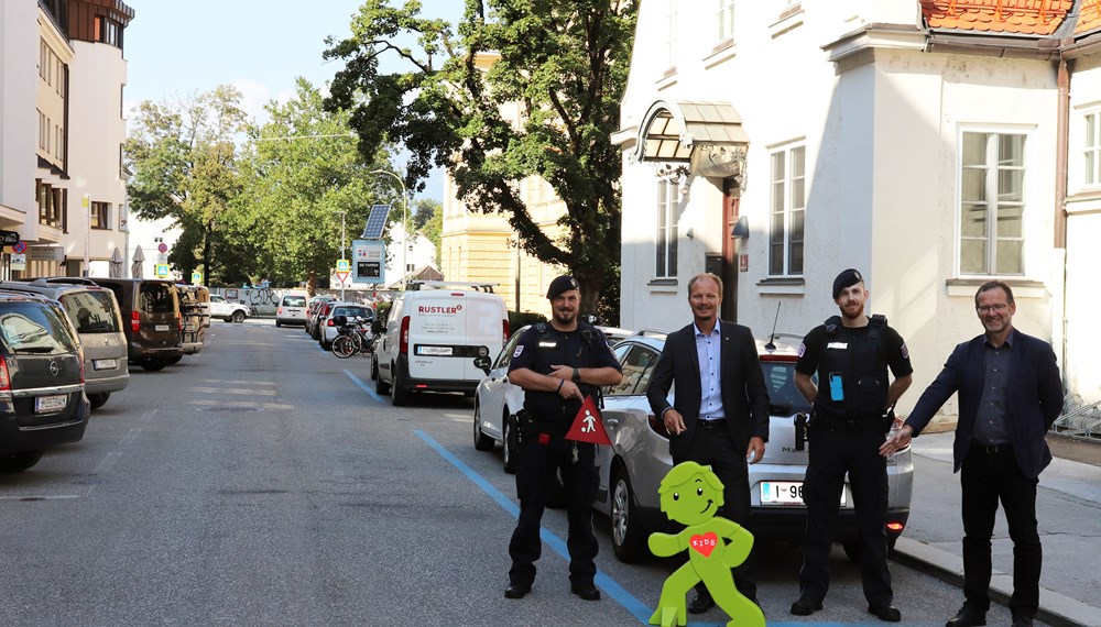 Vizebürgermeister Johannes Anzengruber präsentierte gemeinsam mit dem Amtsleiter Allgemeine Sicherheit, Klaus Feistmantl, sowie zwei Vertretern der Mobilen Überwachungsgruppe (MÜG) die neuen StreetBuddies für mehr Sicherheit im Straßenverkehr.