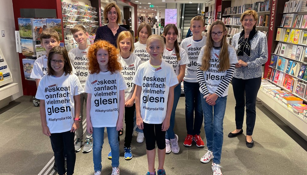 Spaß und Spannung gehören beim Innsbrucker Ferienzug zusammen. Stadträtin Christine Oppitz-Plörer (r.) überzeugte sich persönlich, wie das Programm bei den jungen KundInnen ankommt.