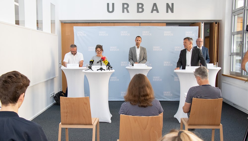 Starten die gemeinsame Mission "Innsbruck klimaneutral 2030" (v.l.): Wolfgang Streicher (Vizerektor Universität Innsbruck), Stadträtin Uschi Schwarzl, Georg Preyer (Geschäftsbereichsleiter IIG), Bürgermeister Georg Willi und Helmuth Müller (Vorstandsvorsitzender IKB).