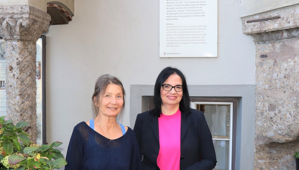 Der Besuch von Kulturstaatssekretärin Andrea Mayer (re.) zur Eröffnung der Schwazer Klangspuren wurde mit einem gemeinsamen Mittagessen mit Kulturstadträtin Uschi Schwarzl (li.) verbunden. Zum gemütlichen Beisammensein mit lukullischen Genüssen in der Ottoburg wurde auch die Arbeitsgruppe Kulturstrategie 2030 geladen. Bei angeregten Gesprächen über die Kulturstrategie Innsbruck 2030 und die geplante Bundes-Kulturstrategie nutzten die Anwesenden die Zusammenkunft um künftige Projekte auszuarbeiten und sich über den Erfolg des heurigen Kultursommers zu freuen.