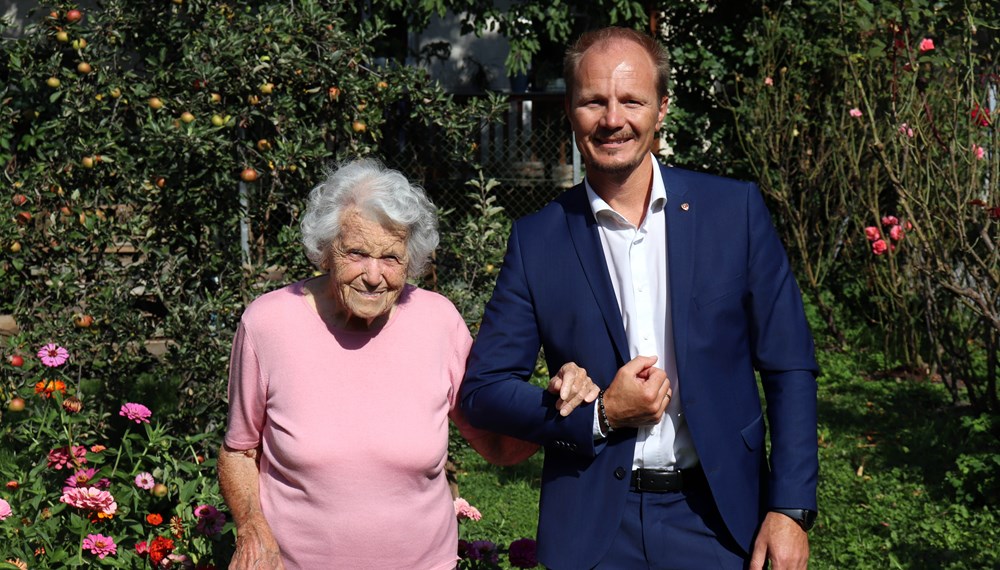 Ihr Garten ist Elsa Roilos ganzer Stolz. Durch diesen führte sie auch Vizebürgermeister Johannes Anzengruber bei seinem Besuch anlässlich ihres 106. Geburtstags