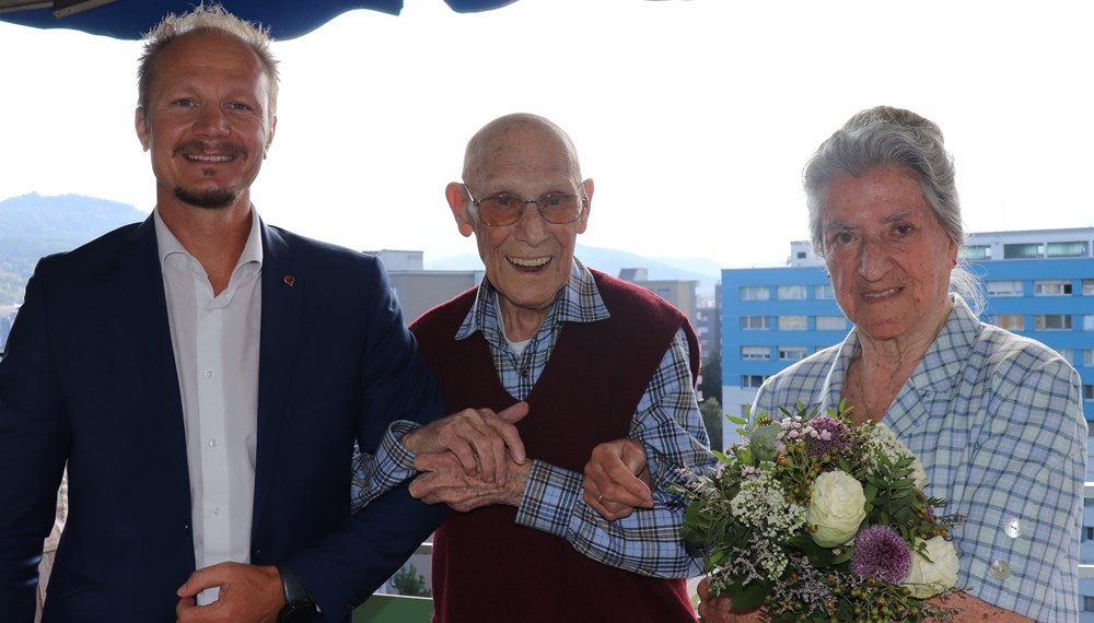 Seit 70 Jahren sind Jolanda und Wilhelm Cech verheiratet. Vizebürgermeister Anzengruber gratulierte herzlich und überreichte Blumen.