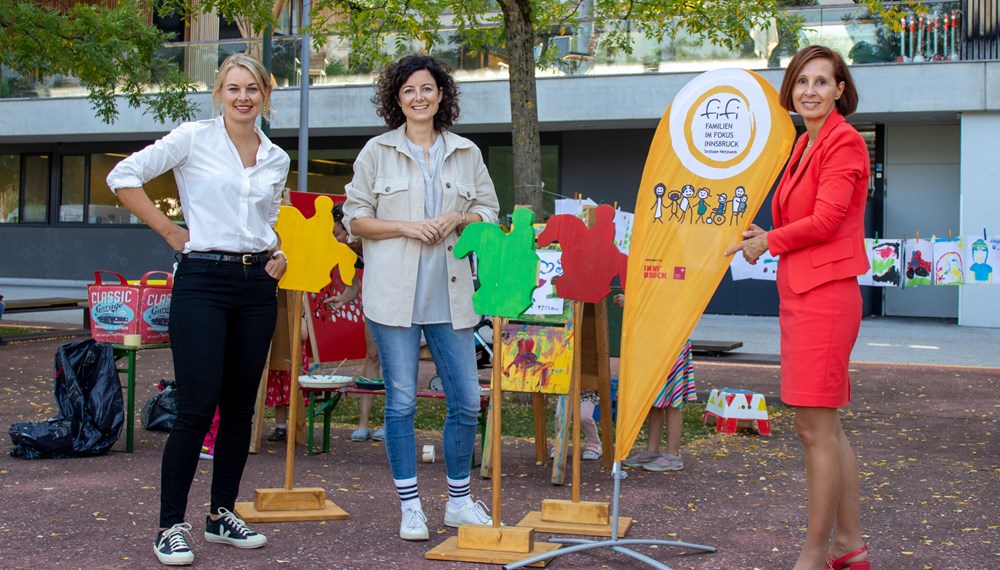 Stadträtin Elisabeth Mayr, Julia Schratz (Geschäftsführerin DOWAS) und Landesrätin Gabriele Fischer (v.l.n.r.) machten sich am Spielplatz Tivoli ein Bild von der mobilen Familienberatung und freuen sich über den großen Erfolg.