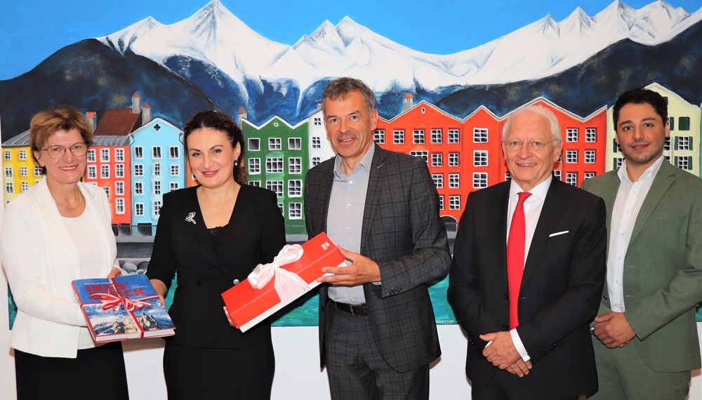 Die Georgische Botschafterin Ketevan Tsikhelashvili (2. v. l.) besuchte Bürgermeister Georg Willi (M.) und Stadträtin Christine Oppitz-Plörer (l.) im Rathaus und bekam dabei ein Gastgeschenk überreicht. Bei dem Treffen war auch der Honorarkonsul von Georgien, Günther Bonn (2. v. r.), mit Begleitung anwesend und lobte den guten bilateralen Austausch und künftige Partnerprojekte. Bei einem anschließenden Spaziergang und gemeinsamen Kaffee in der Altstadt erfreute sich die georgische Delegation über die Gastfreundschaft.