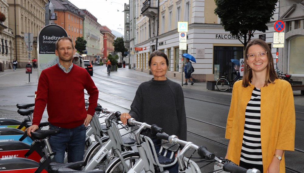 Stadträtin Uschi Schwarzl (M.), Gemeinderätin und Initiatorin Theresa Ringler sowie IVB-Projektleiter Thomas Hillebrand zeigen sich über die Entscheidung, die Stadträder an ausgewählten Tagen kostenfrei zur Verfügung zu stellen, erfreut.
