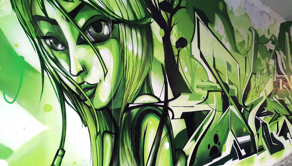 Graue Betonwände verwandeln sich durch Graffiti in fantastische Bilderwelten.