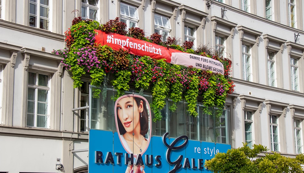 Mit dem Aufruf #impfenschützt am Rathausbalkon wird weiter aktiv für die Corona-Impfung geworben.