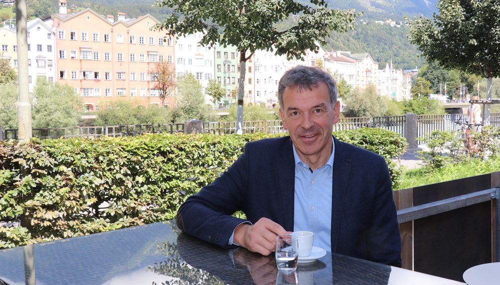 Der Marktplatz ist einer der Lieblingsplätze von Bürgermeister Georg Willi. Die Menschen, die Stadt, der Fluss, die Berge im Hintergrund – für ihn kommt hier alles zusammen, was Innsbruck ausmacht.