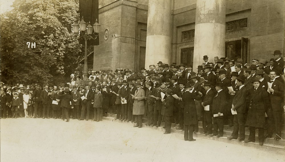 Zur Erinnerung an die Trauerkundgebung anlässlich der Annexion Südtirols. Innsbruck, den 9.10.1920. Die Männer halten jeweils ein weißes Papier in den Händen, vermutlich eine Protestnote.