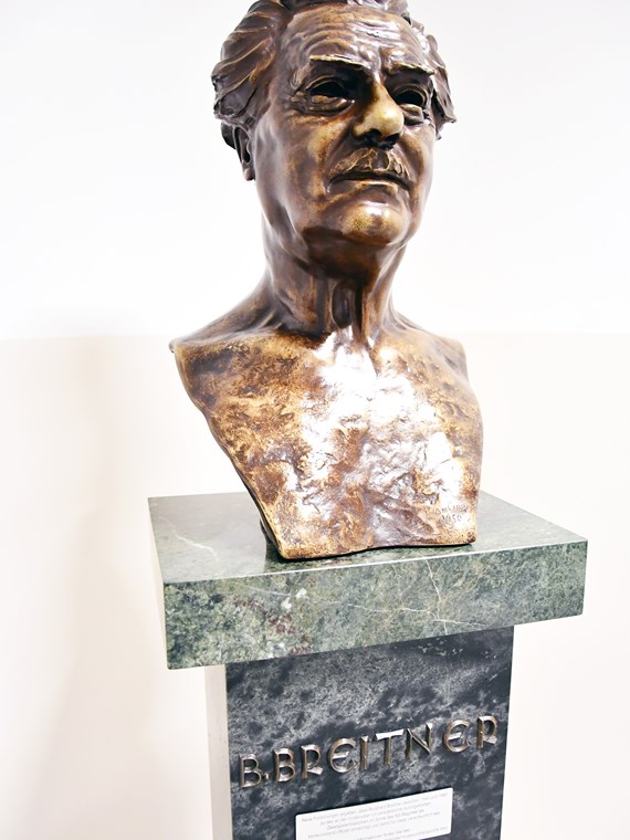 Büste von Burghard Breitner.