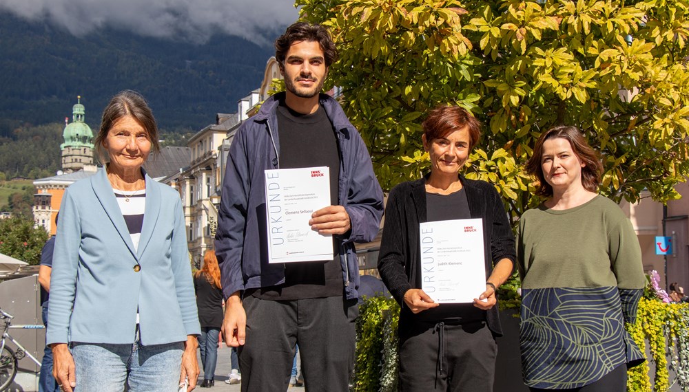 Verleihung der Hilde-Zach-Kunststipendien 2021: Judith Klemenc (2.v.r.) erhält das mit 7.000 Euro dotierte Hilde-Zach-Kunststipendium, Clemens Sellaoui nimmt das Hilde-Zach-Kunstförderstipendium in der Höhe von 3.000 Euro entgegen. Kulturstadträtin Uschi Schwarzl (l.) und Natalie Pedevilla (Bildende Kunst und Kulturprojekte) gratulierten.