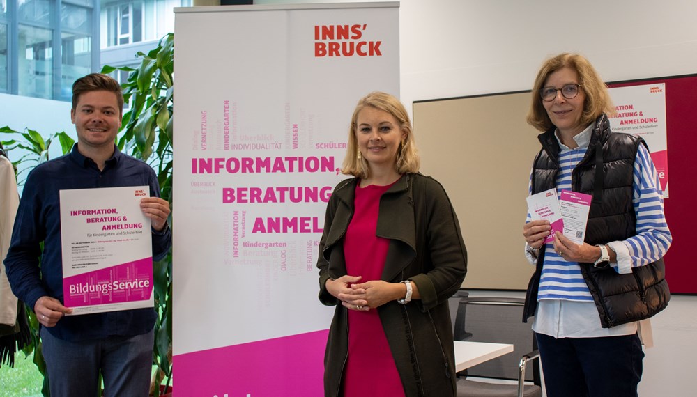 Koordinator der Bildungsservicestelle, Daniel Bonora-Burgstaller, Bildungsstadträtin Elisabeth Mayr und Leiterin des Amtes für Kinder, Jugend, Generationen, Martina Zabernig (v.l.n.r.), berichteten über den erfolgreichen ersten Monat und geplante Weiterentwicklungen in der Servicestelle.