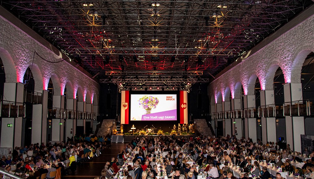 Mehr als 1.000 Gäste kamen 2019 zum "Eine Stadt sagt Danke"-Fest in die Dogana des Congress Innsbruck. Heuer muss die Feier covid-bedingt auf 2022 verschoben werden.