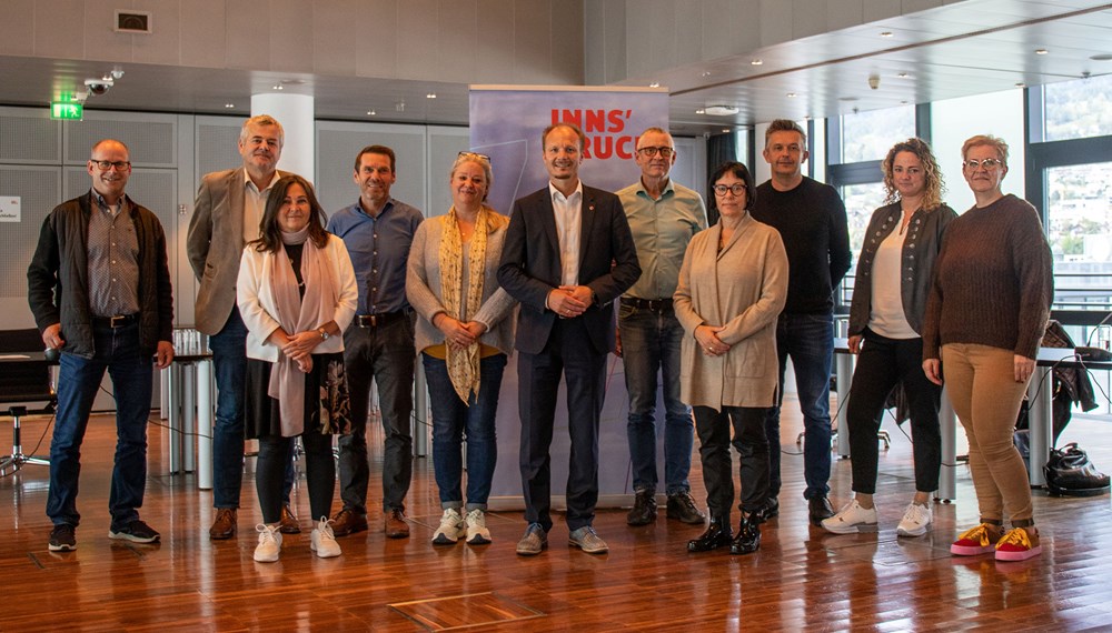 Die VertreterInnen der stationären Pflegeeinrichtungen in Innsbruck kamen gestern zu einem Runden Tisch zusammen. Vizebürgermeister Johannes Anzengruber (M.) freute sich über einen konstruktiven Austausch.