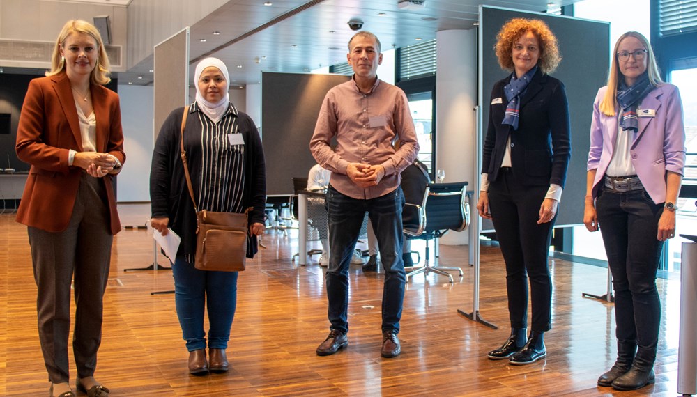Stadträtin Elisabeth Mayr (l.) machte sich gemeinsam mit Vertreterinnen vom AMS Tirol ein Bild vor Ort. Alaa (2.v.l.) und Zurab (M.) informierten sich bei einem der elf Betriebe.