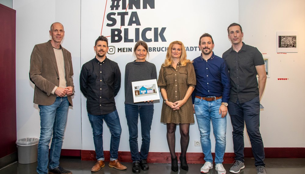 Freuten sich über die kreativen Stadtteil-Perspektiven: Kulturstadträtin Uschi Schwarzl mit dem Siegerbild von Alfred Kovacs, Bernhard Vettorazzi (Innsbruck Marketing), Nicolas Lawton (Kommunikation und Medien Stadt Innsbruck), Sabine Nairz, Bernd Eckl (beide Foto Lamprechter) und Tobias Rettenbacher (Stadtarchiv/Stadtmuseum Innsbruck; v.l.)