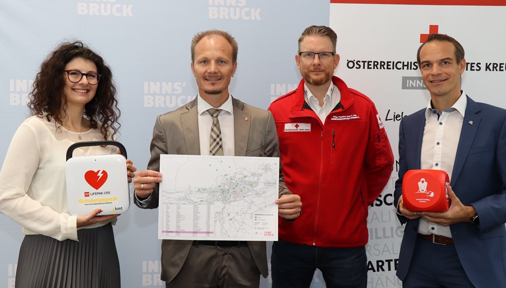 Laden zum großen „HERZsicher“-Fest am 16. Oktober in der Maria-Theresien-Straße ein: Vizebürgermeister Johannes Anzengruber (2. v.l.), mit Laura-Lisa Mölk (MPREIS), Mag. Matthias Stark (Leiter des Ausbildungszentrums Innsbruck, Österreichisches Rotes Kreuz) und UNIQA-Landesdirektor Michael Zentner.