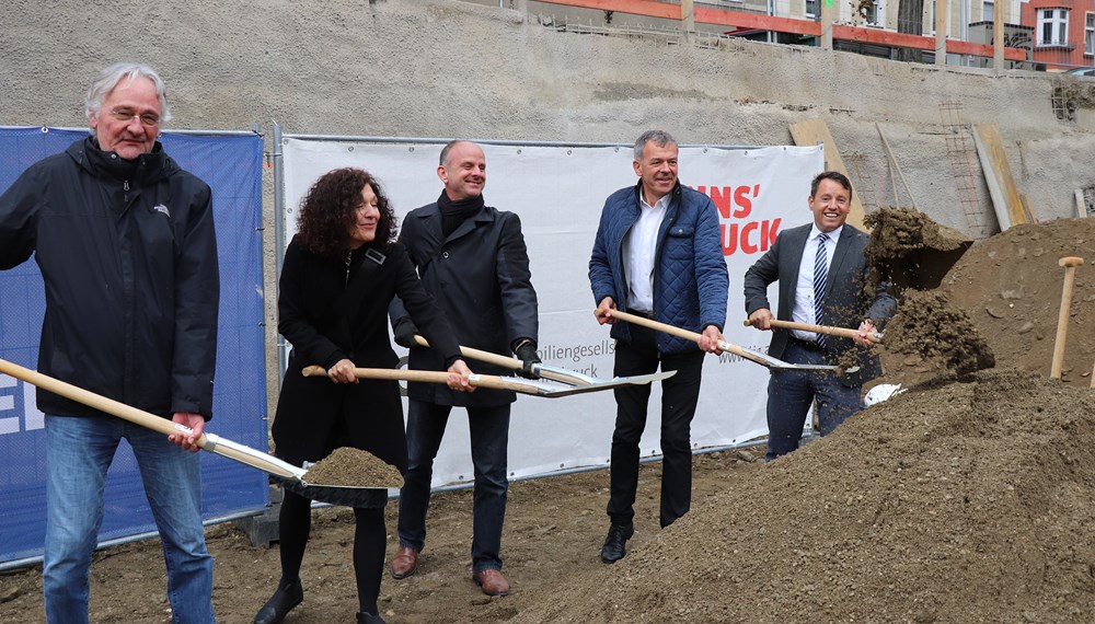Auf die Plätze, fertig, Spatenstich (v.l.): Wolfgang Kritzinger und Eva Brenner (brenner kritzinger architekten), Projektleiter Martin Franzmaier (IIG),Bürgermeister Georg Willi und IIG-Geschäftsführer Franz Danler geben den Bau Kranewitterstraße 1 frei.