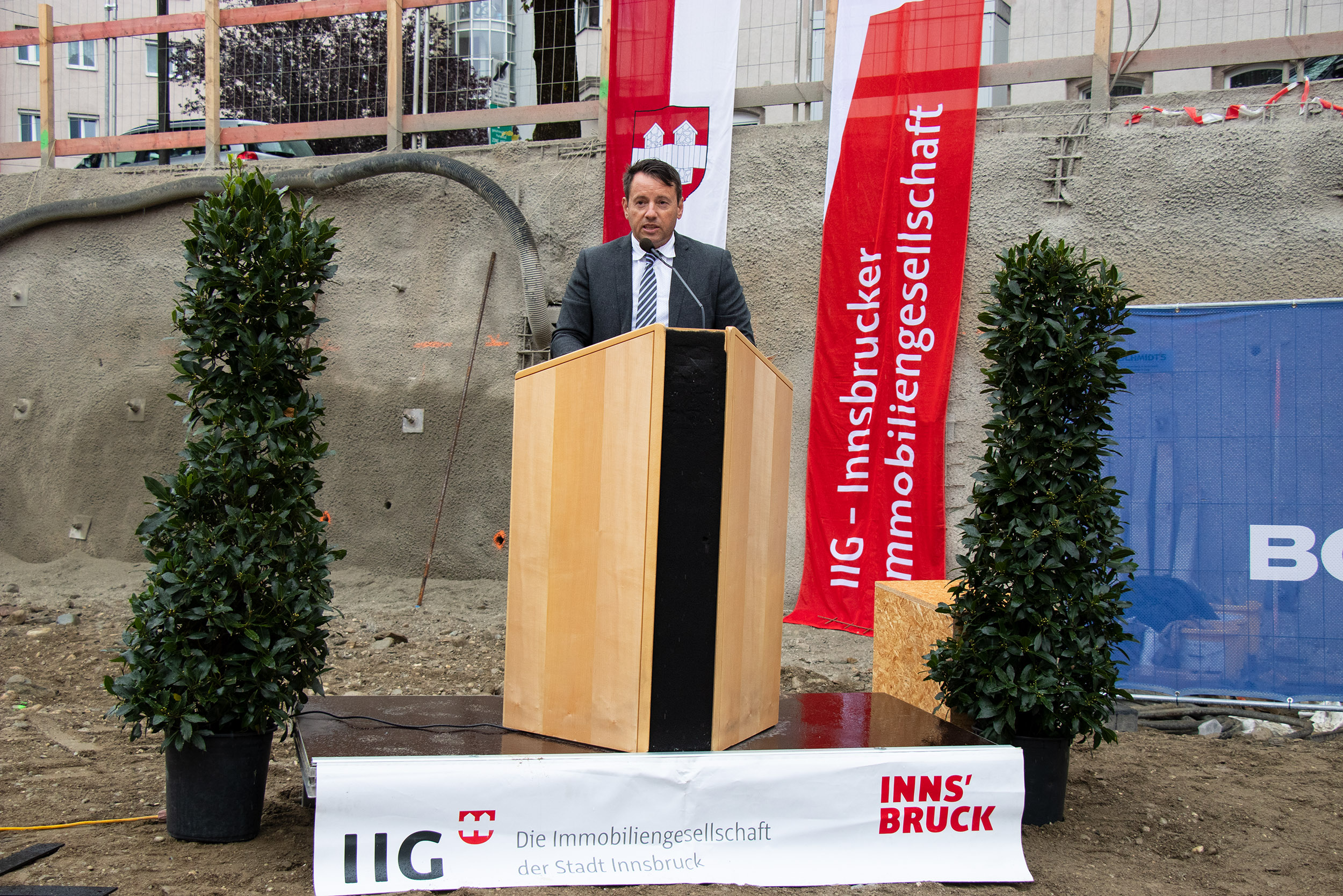 IIG-Geschäftsführer Franz Danler verwies darauf, dass viele ehemalige BewohnerInnen mit der verbesserten Wohnsituation im bereits fertigen Neubau zufrieden sind.