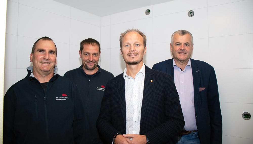 Raimund Sölder, Leiter der ISD-Pflegestation, Haustechniker Markus Schacher, Vizebürgermeister Johannes Anzengruber und ISD-Geschäftsführer Hubert Innerebner (v.l.n.r.) präsentierten die frisch sanierten Sanitärbereiche der Pflegestation.
