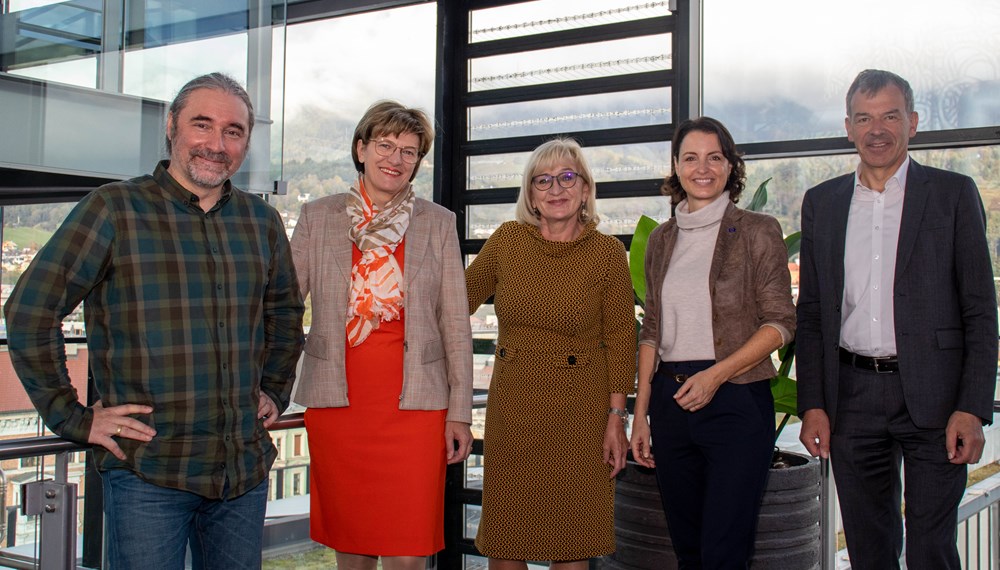 Landesrätin Beate Palfrader (M.), Bürgermeister Georg Willi (r.) und Stadträtin Christine Oppitz-Plörer (2.v.l.) luden gemeinsam mit Nana Walzer und Tommy Krappweis (PreisträgerInneninitiative) zum Auftakt der zweitägigen Veranstaltungsreihe rund um den Kaiser-Maximilian-Preis zum Pressegespräch.